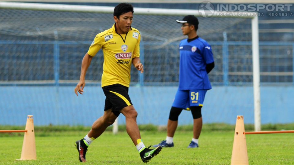 Ahmad Bustomi saat latihan bersama Arema Cronus. Copyright: &copy; Ardiyansyah/INDOSPORT